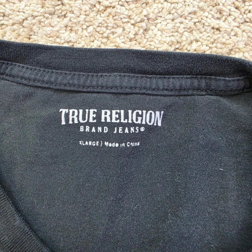 True Religion Shirt Mens XL Black Red Short Sleeve Horseshoe Logo Graphic Tee
